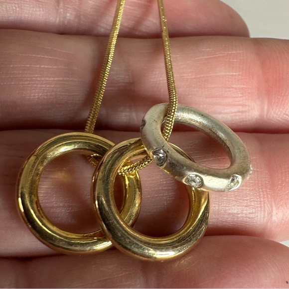 Dainty meets minimal floating circles necklace - Picture 7 of 8